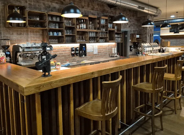 Die Bar der Pizzeria Schwarzlackenau in der Goldschlagstraße, Wien 15